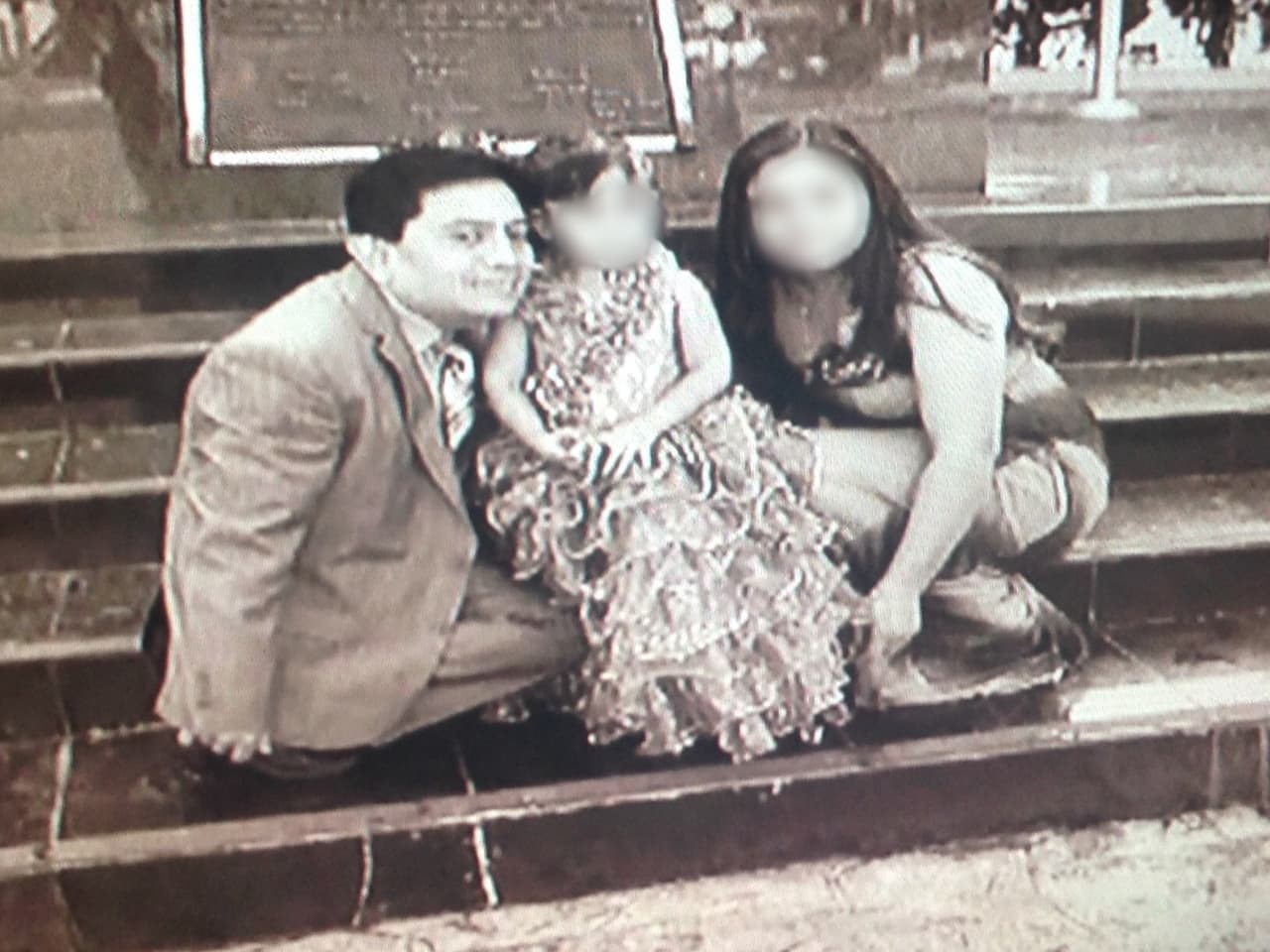 Isidro Medrano García con la familia que formó con su víctima