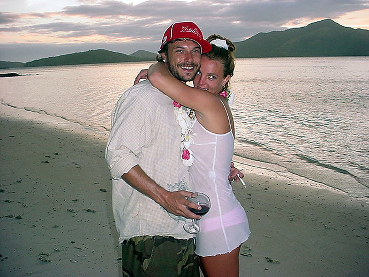3. El 18 de septiembre de 2004 Britney se casó por segunda ocasión. La cantante cayó rendidamente enamorada de su bailarín Kevin Federline.