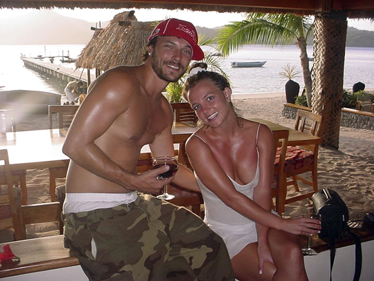 La pareja se conoció cuando estaban de tour en Europa y ahí fue el flechazo. Semanas después del primer beso, la pareja se comprometió y fue un tremendo escándalo.