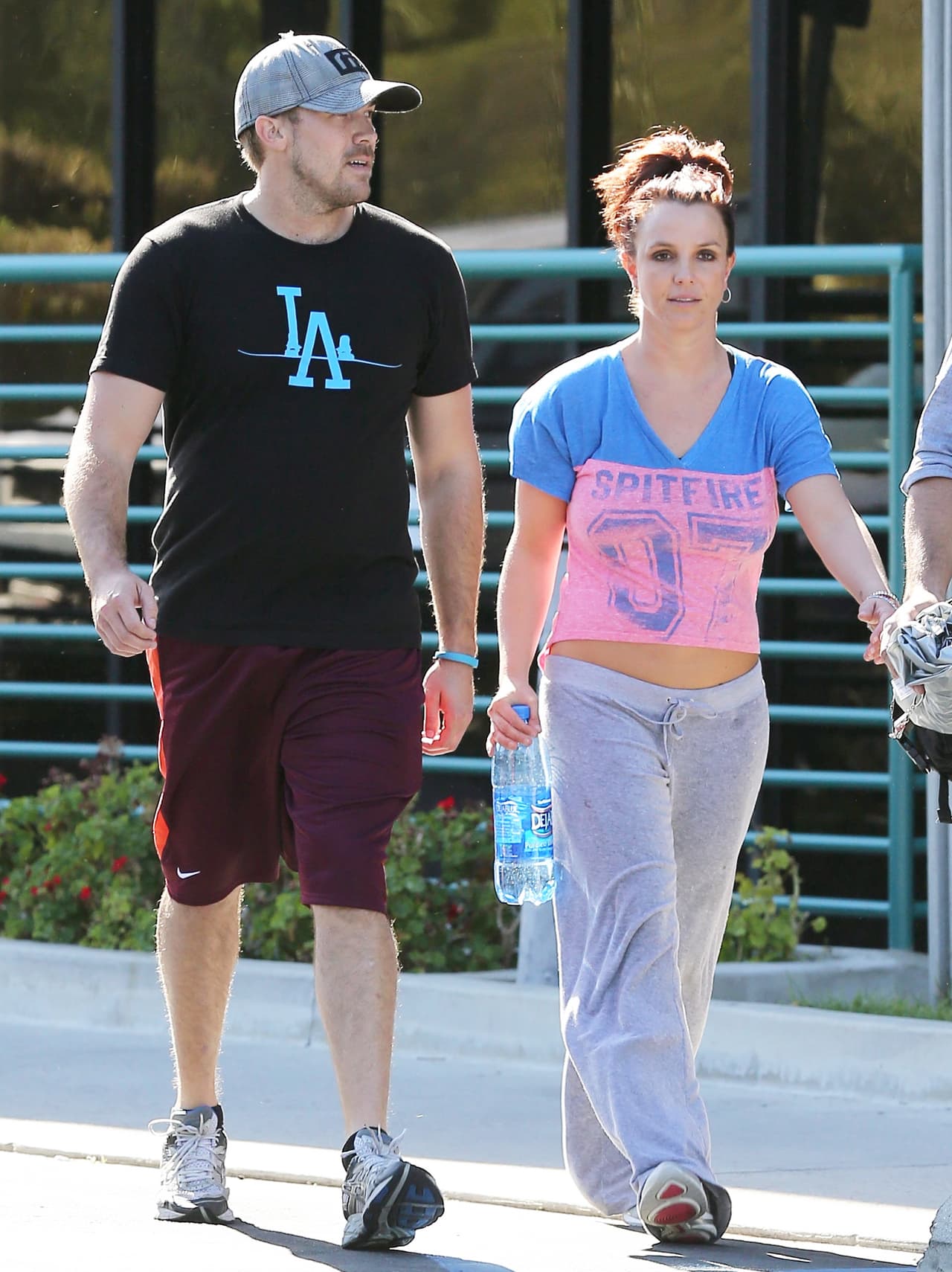 ¿Qué pasó con este par? Pues TMZ reveló que él la engañó con una actriz porno.