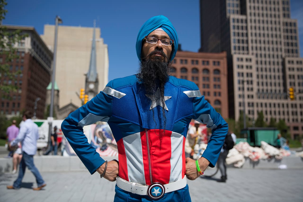 MIERCOLES 20 DE JULIO. 11:56 PM. Vishavgit Sigharte, artista de Nueva York en Cleveland por la convención. Viajó junto a un grupo de caricaturistas de todo el país, para protestar en contra del racismo y la xenofobia.