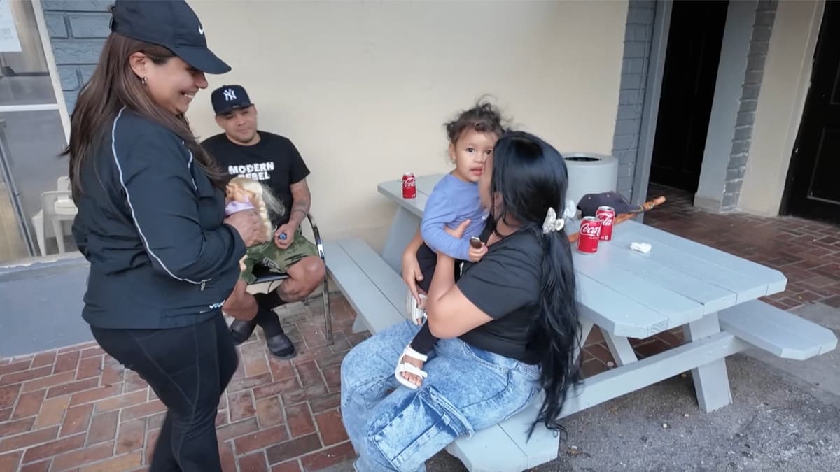 Migrantes venezolanos quieren irse de EE.UU., pero siguen varados en Miami