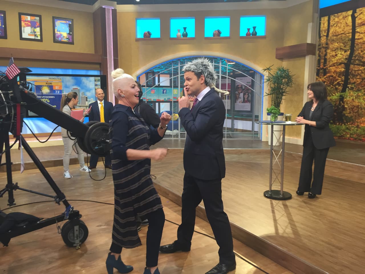 Detrás de cámaras Alan se da vuelo haciéndole travesuras a sus compañeros.