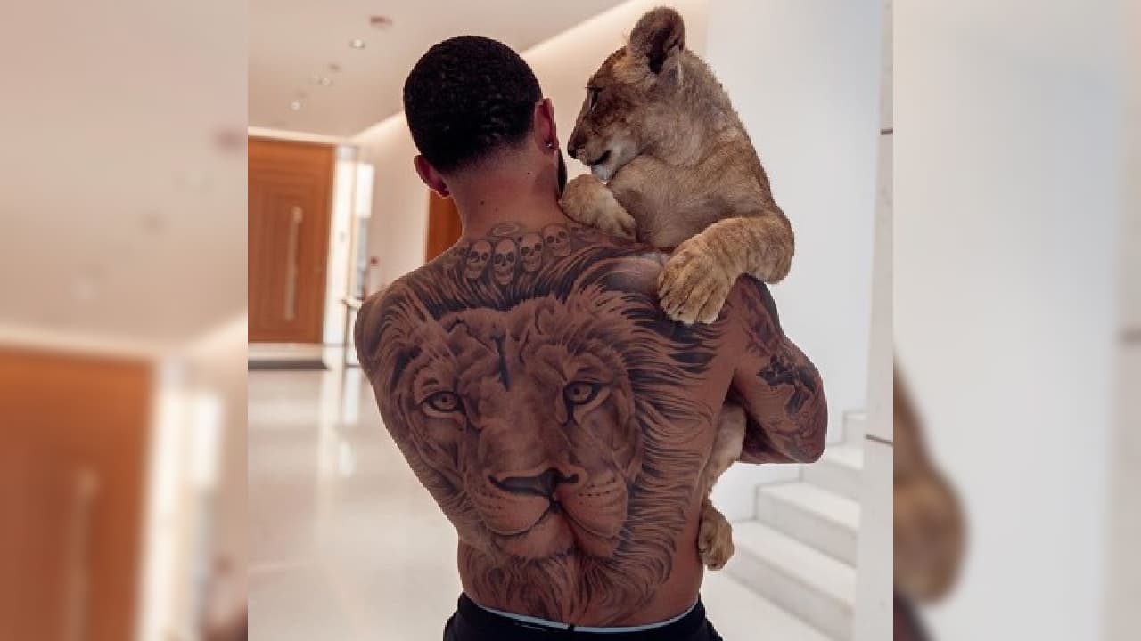 Un león coronado por cráneos cubre la totalidad de la espalda del que rompe las redes en la Ligue 1.