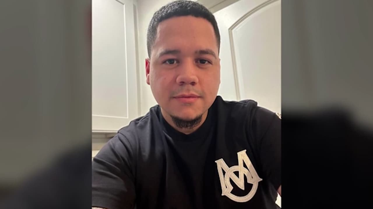 Antes de que pudieran bajar del vehículo policial, fueron recibidos a balazos por parte de un grupo de jóvenes.
<br>
<br>El detective hispano recibió un disparo en la cabeza cuando se encontraba en la patrulla y falleció en el lugar.
<br>