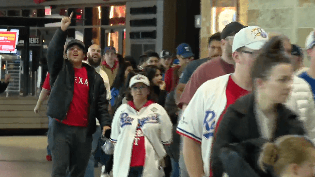 Los fans también hacían filas en la tienda del estadio Globe Life Field.