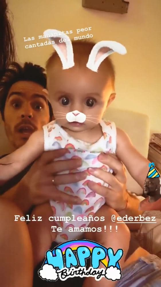 Quienes tampoco dejaron pasar la ocasión y felicitaron al actor fueron su hija Aislinn Derbez junto a la pequeña Kailani y Mauricio Ochmann, quienes le cantaron bastante descoordinados lo que Aislinn llamó “las mañanitas peor cantadas del mundo”.
<br>