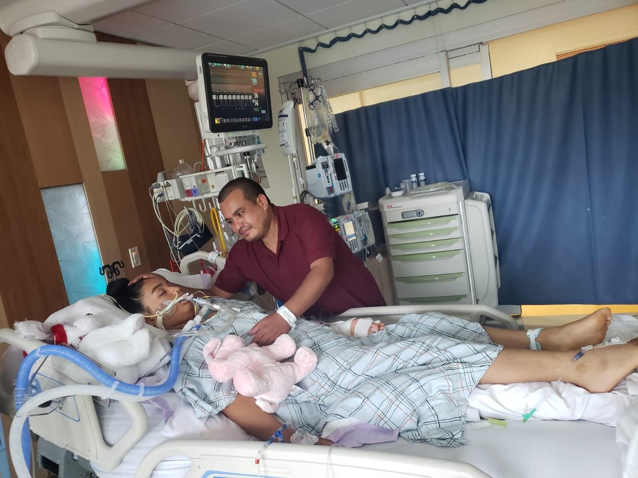 "Le leí la Biblia. Yo sé que me escuchaba porque su rostro cambiaba", dijo el padre en medio de las lágrimas acerca de los últimos momentos que pasó con su hija.