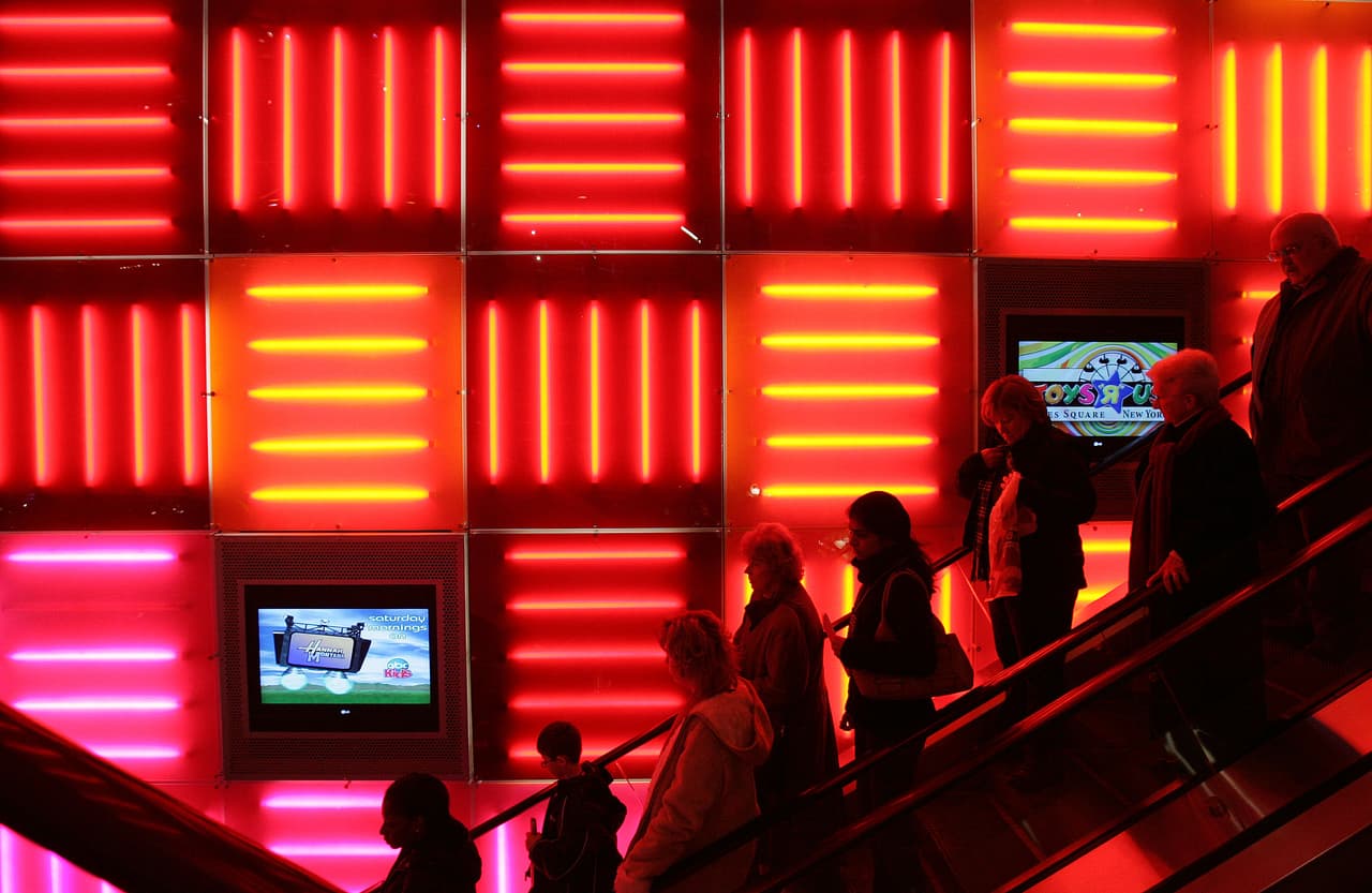 Aunque hay tiendas que cerrrarán sus puertas el fin de semana siguiente al Día de Acción de Gracias, muchas permanecerán abiertas para ofrecer descuentos a sus clientes, en persona y en línea, antes,
<b><a href="http://www.univision.com/temas/black-friday">durante el Black Friday</a></b> y el cada vez más popular Cyber Monday. Editores de sitios como
<b><a href="https://www.nytimes.com/2017/11/15/smarter-living/black-friday-cyber-monday-shopping.html?_r=0">Kinja Deals, o 'The New York Times' </a></b>advierten que planear las compras con anticipación es un paso clave para ahorrar dinero esta temporada.
<br>