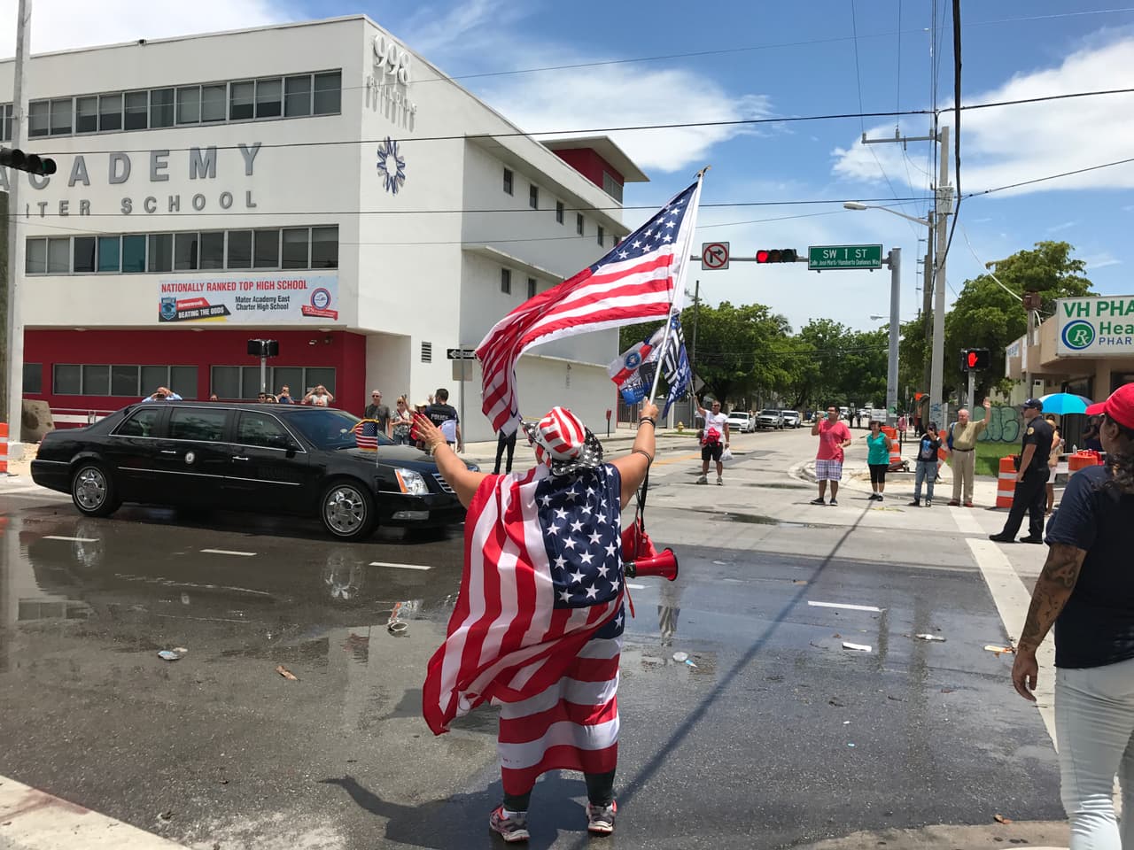 Algunos curiosos se acercaron para ver pasar el auto del presidente a su salida del teatro Manuel Artiles