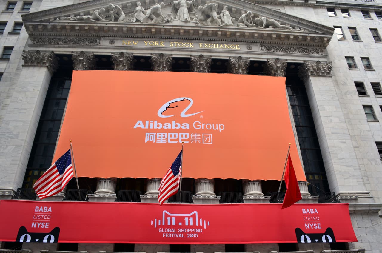 <b>Puesto 9. Alibaba Group</b>
<br>
<br>Localización: China.
<br>
<br>Área: consumo discrecional (venta minorista en línea).
<br>
<br>Capitalización de mercado: 615,000 millones de dólares.
<br>
<br>Las compañías de comercio minorista en línea se beneficiaron en 2021 de la creciente popularidad de este sector en todo el mundo.
<br>