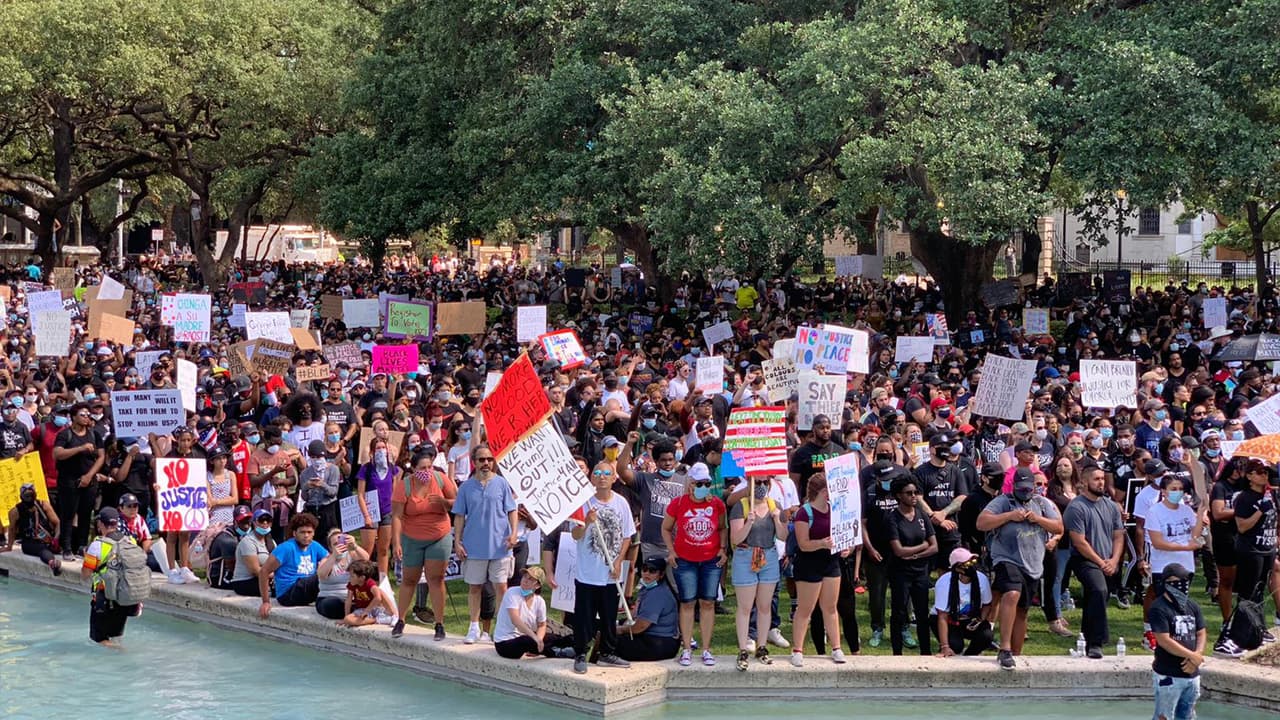 La marcha transcurrió desde el Discovery Green hasta el ayuntamiento de 
<a href="https://www.univision.com/temas/houston">Houston</a>, en el centro de la ciudad.
