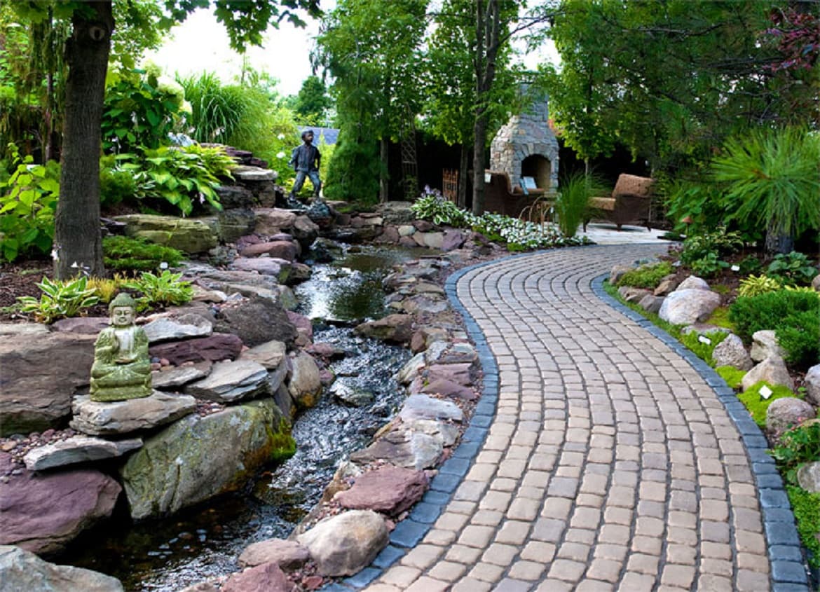 <b><a href="https://www.enjoyillinois.com/explore/listing/historic-woodstock-square" target="_blank">Woodstock, IL</a>. </b>Pasea por una de sus granjas y huertas locales para que recojas algunos de los productos de temporada o haz un recorrido por sus diversos restaurantes que es como visitar las todas las cocinas del mundo. No olvides visitar sus jardines con cascadas y estanques.
<br>