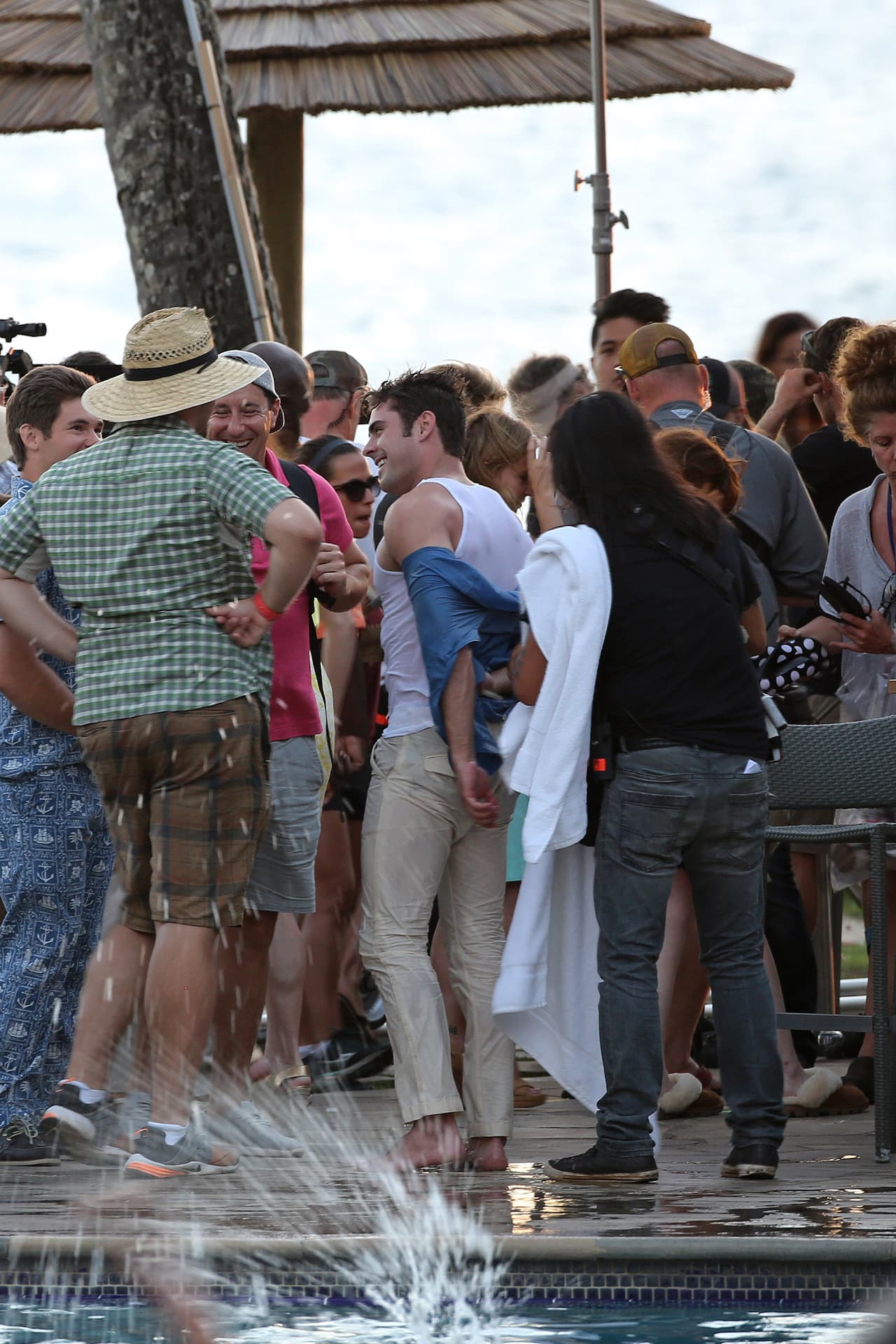 Se quitó la camisa empapada.