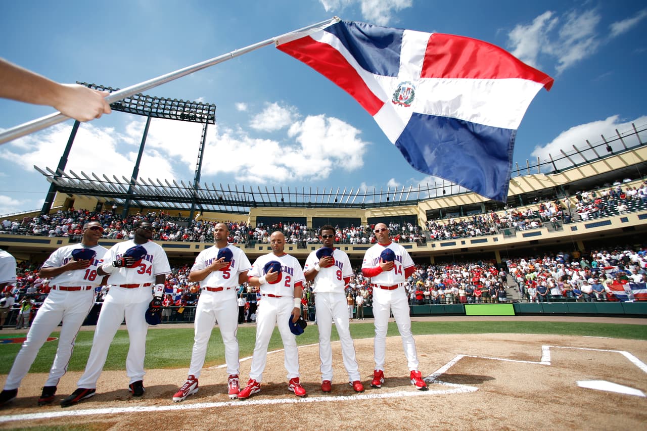 <b>Dominicanos.</b> Son aproximadamente 2,067,000, el quinto grupo hispano más grande. Su edad promedio es de 30 años, el 28% ha completado la secundaria y el 18% tiene una licenciatura. 
<b>58% de los nacidos en la República Dominicana hablan bien inglés pero sólo ganan un promedio anual de 44,000 dólares, el penúltimo puesto del grupo. </b>Ocupan el puesto 4 en la categoría de pobreza (22%) y sólo el 27% es dueño de su hogar, el último puesto entre los 15 grupos de hispanos más populosos.