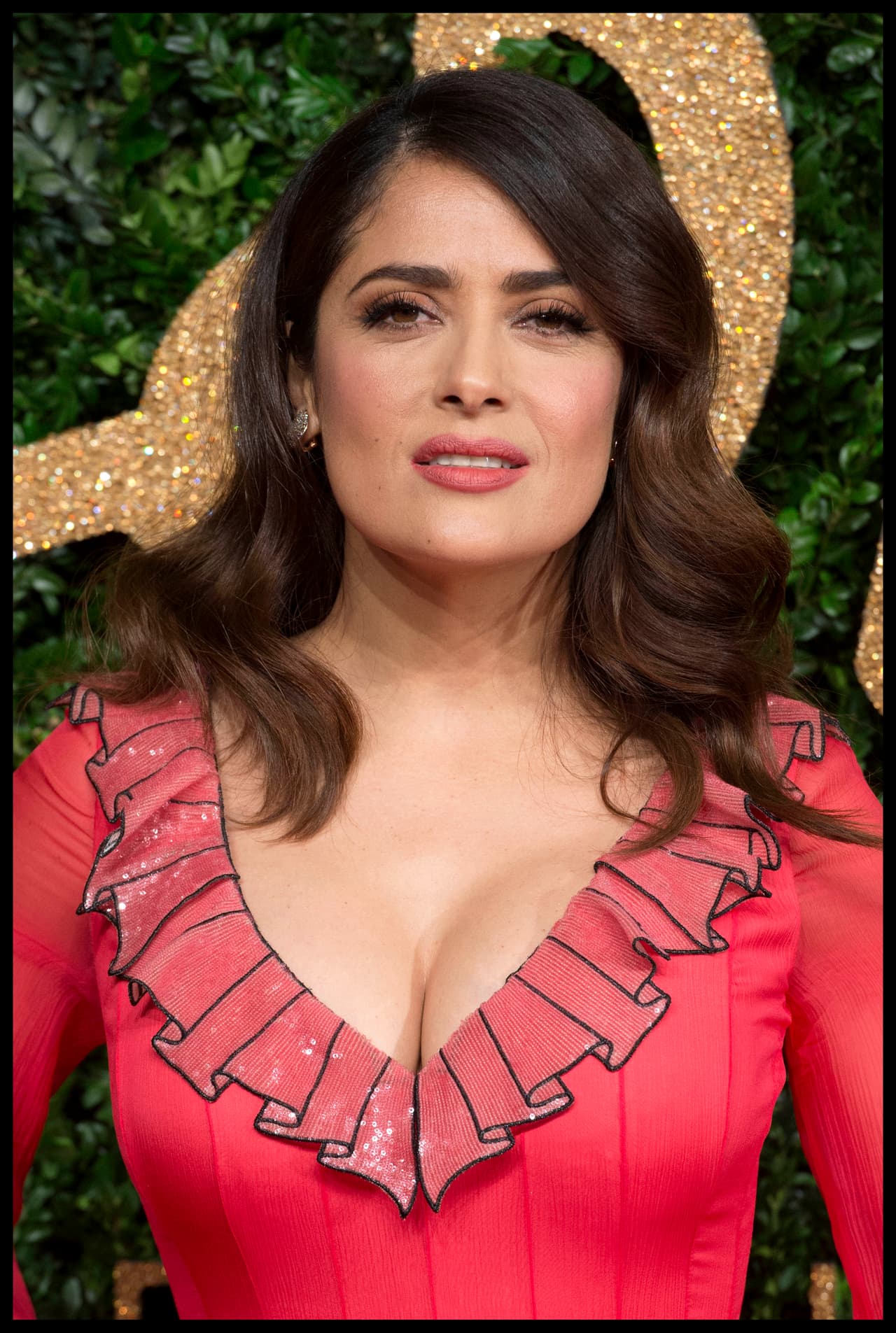 Una de ellas fue Salma Hayek, quien aseguró sentirse "increíblemente inspirada por ser incluida" y reveló cómo fue 
<a href="https://www.univision.com/famosos/salma-hayek-revela-su-llamada-top-secret-con-meghan-markle-y-las-estrictas-reglas-para-la-portada-de-vogue-fotos" target="_blank">una llamada telefónica</a> con Meghan Markle para su aparición en portada.