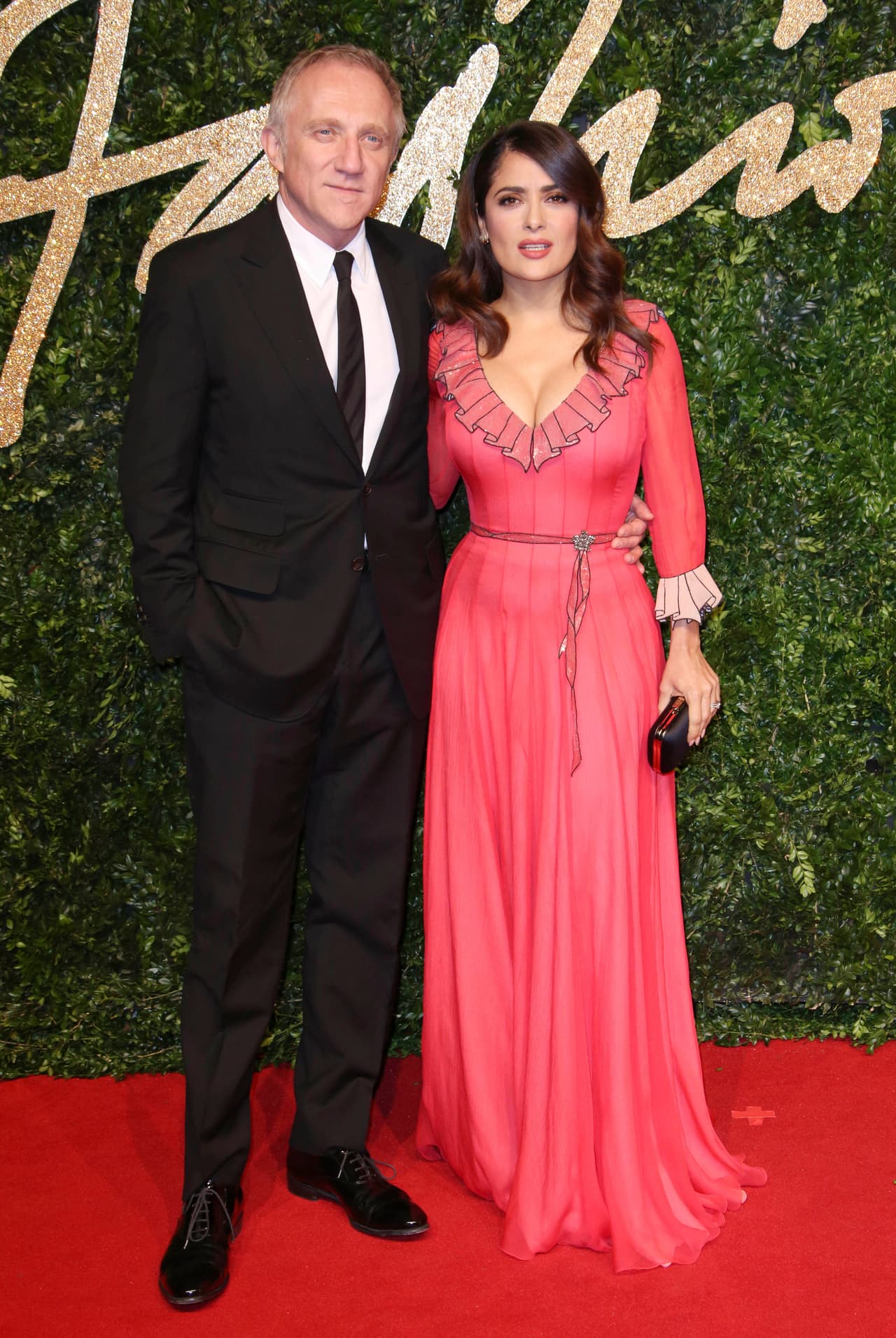 La diva también posó con su esposo, François-Henri Pinault.