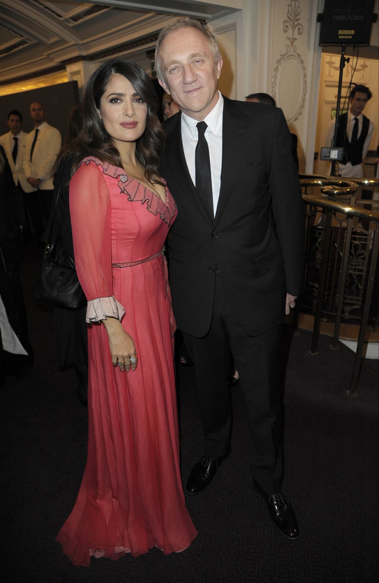 “Mucha gente está muy sorprendida de que me haya casado con quien me casé. Y algunas personas están incluso intimidadas ahora por mí. Pero es otra forma de mostrar el racismo. No pueden creer que esta mexicana terminó en la vida que tiene, y se sienten incómodas a mi alrededor”, aseguró Salma en una entrevista a la revista 
<b><a href="https://www.townandcountrymag.com/leisure/arts-and-culture/a26414988/salma-hayek-interview-april-2019/">Town & Country</a></b> en marzo pasado.