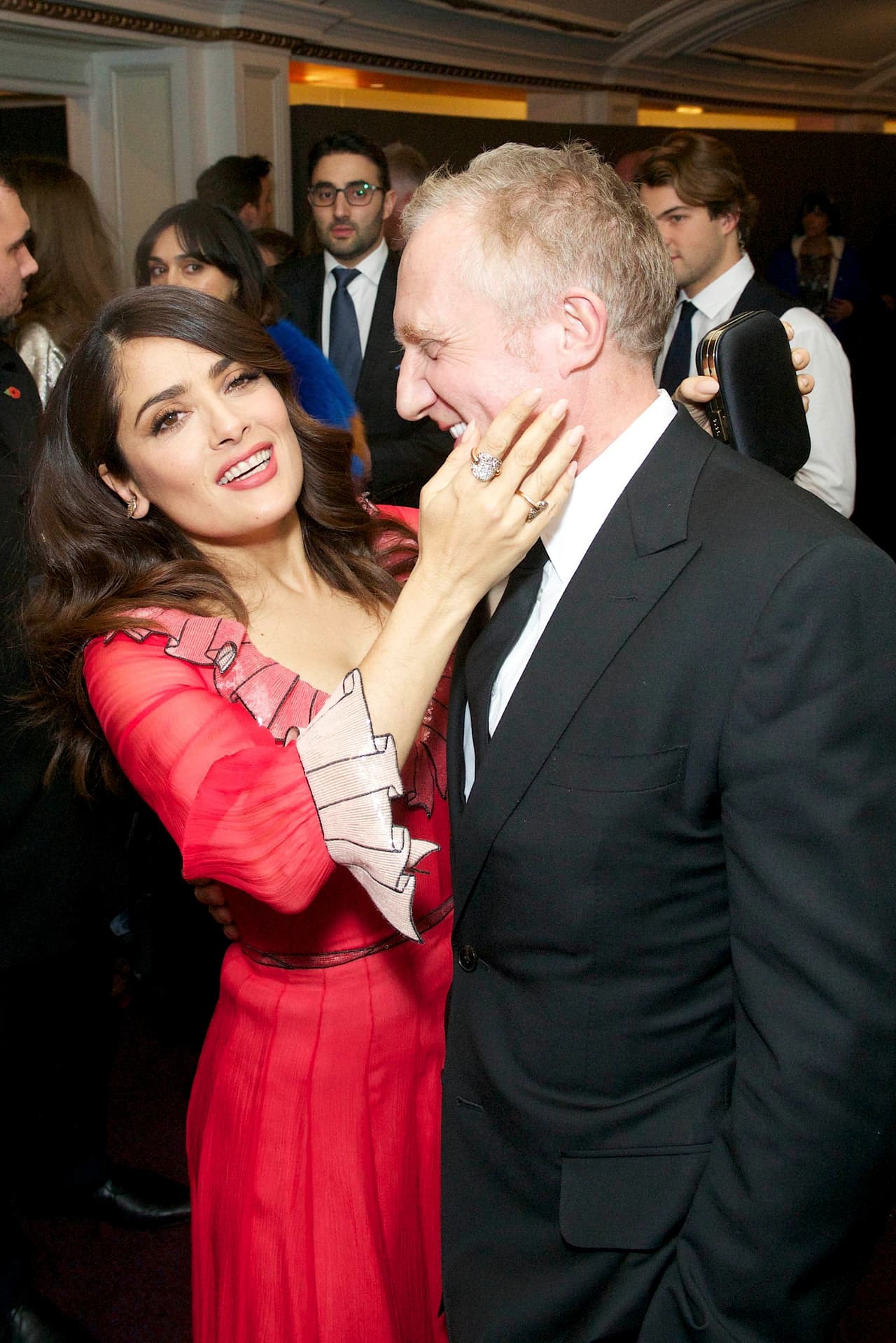 Tras el besote tuvo que limpiar el labial de su rostro.