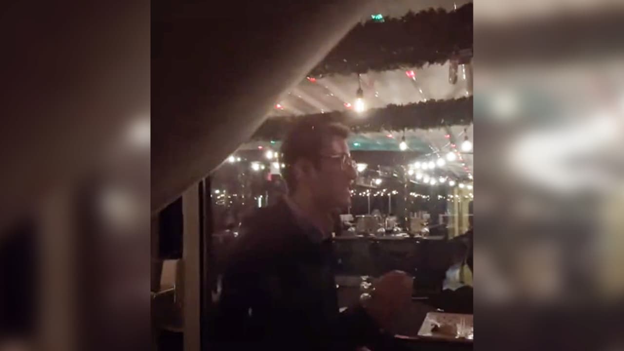 <b><a href="https://www.univision.com/local/nueva-york-wxtv/turista-descubre-que-su-habitacion-da-a-restaurante">Rentó una habitación ‘con vista a la ciudad’ y terminó viendo a gente comer en un restaurante </a></b>
<br>Aunque el anuncio por el que rentó esa habitación prometía una vista maravillosa de Manhattan, al correr la cortina se dio cuenta de que lo que veía era gente cenando, pues su cuarto quedaba prácticamente en un restaurante.