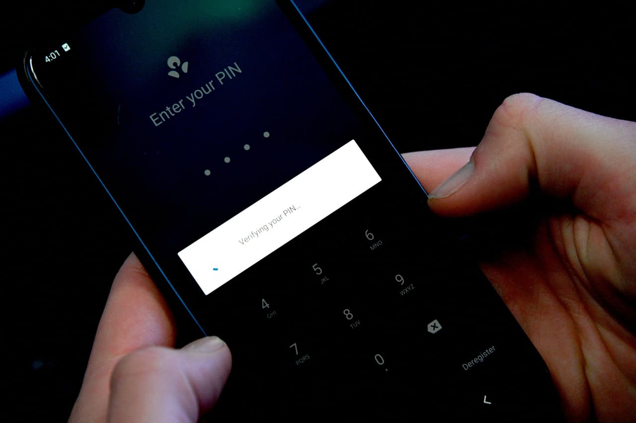 Hacer movimientos bancarios presenciales.