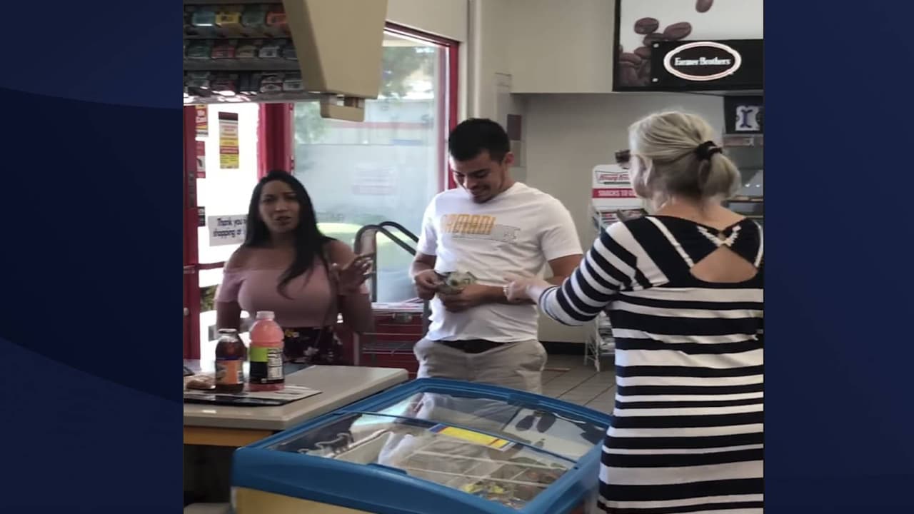"Será mejor que vuelvas a México": pelea entre dos mujeres en una estación de gasolina en Arizona
