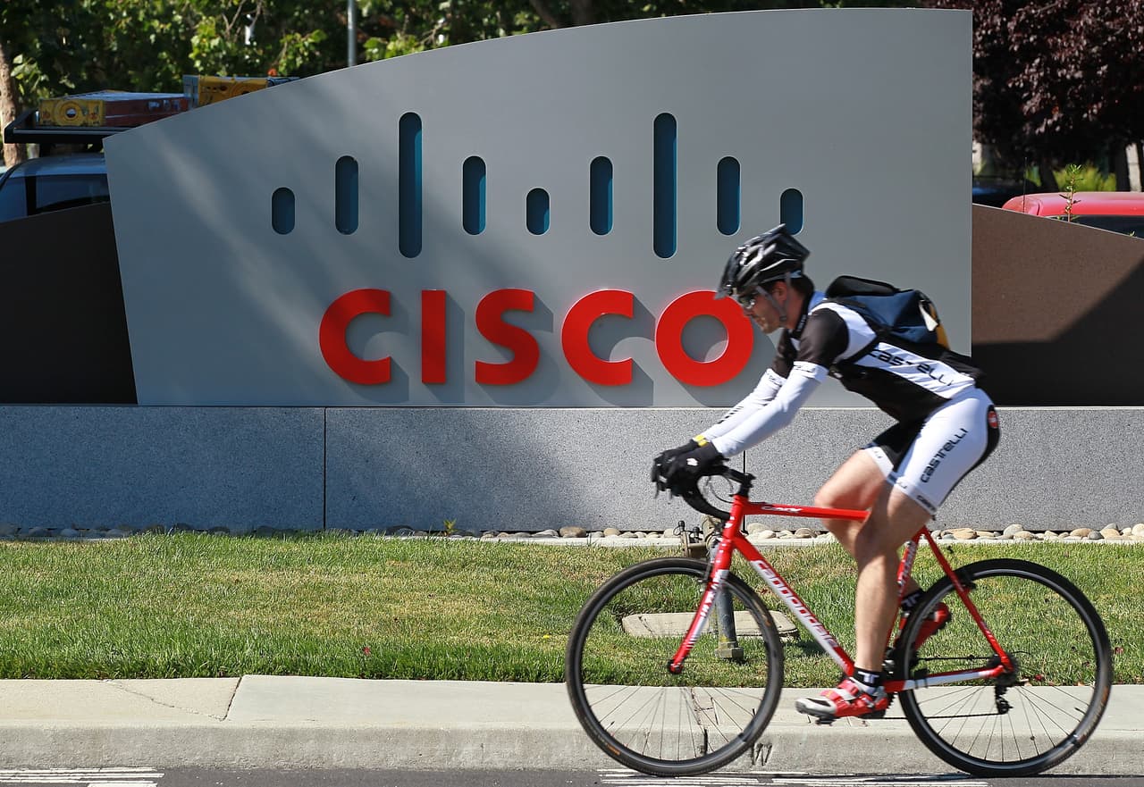 <b>Cisco.</b> Al detallar los daños que causaría la cancelación del programa, los empleadores como Cisco Systems mencionan el daño que provocaría a las empresas estadounidenses y al país, y señalan que “los dreamers son empleados valiosos, dueños de negocios y consumidores que ayudan a crecer nuestra economía”.
<br>