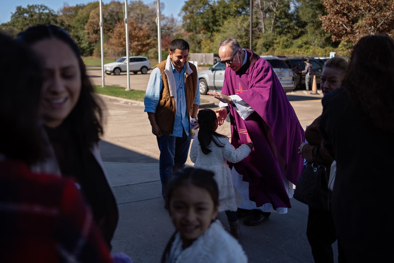 <i>Christopher Shackelford, reverendo de la Iglesia Católica St. Andrew, bendice a un feligrés después de una misa en Channelview, en el Condado de Harris. Shackelford, que padece alergias graves, toma medicamentos a diario para prepararse para los sermones ante sus casi 3.000 fieles. Cree que la contaminación en el área ha dañado su salud y la de quienes asisten a su iglesia.</i>