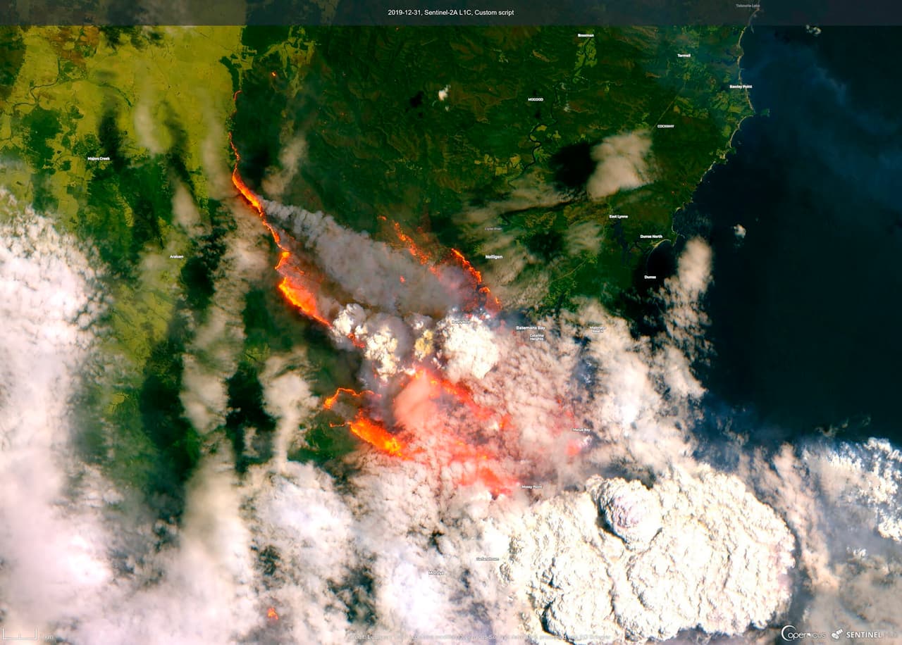 El fuego al sureste de Australia visto desde el espacio. Las autoridades de ese país ordenaron la evacuación de miles de personas para evitar que sean afectadas por los fuegos, que desde el pasado lunes
<a href="https://www.univision.com/noticias/mundo/el-cielo-tenido-de-rojo-imagenes-de-los-peores-incendios-en-australia-desde-el-inicio-de-la-temporada-fotos">han cobrado al menos ocho vidas</a>.