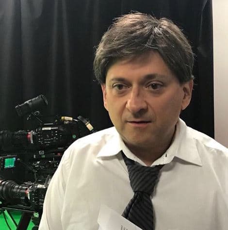 "Simplemente decidí liberarme al mundo por él, porque es terrible perder una pareja de más de 6 años en tu vida. El ser gay no te hace menos valioso, no te hace ser una persona rechazable", comentó el actor de 'La parodia'.