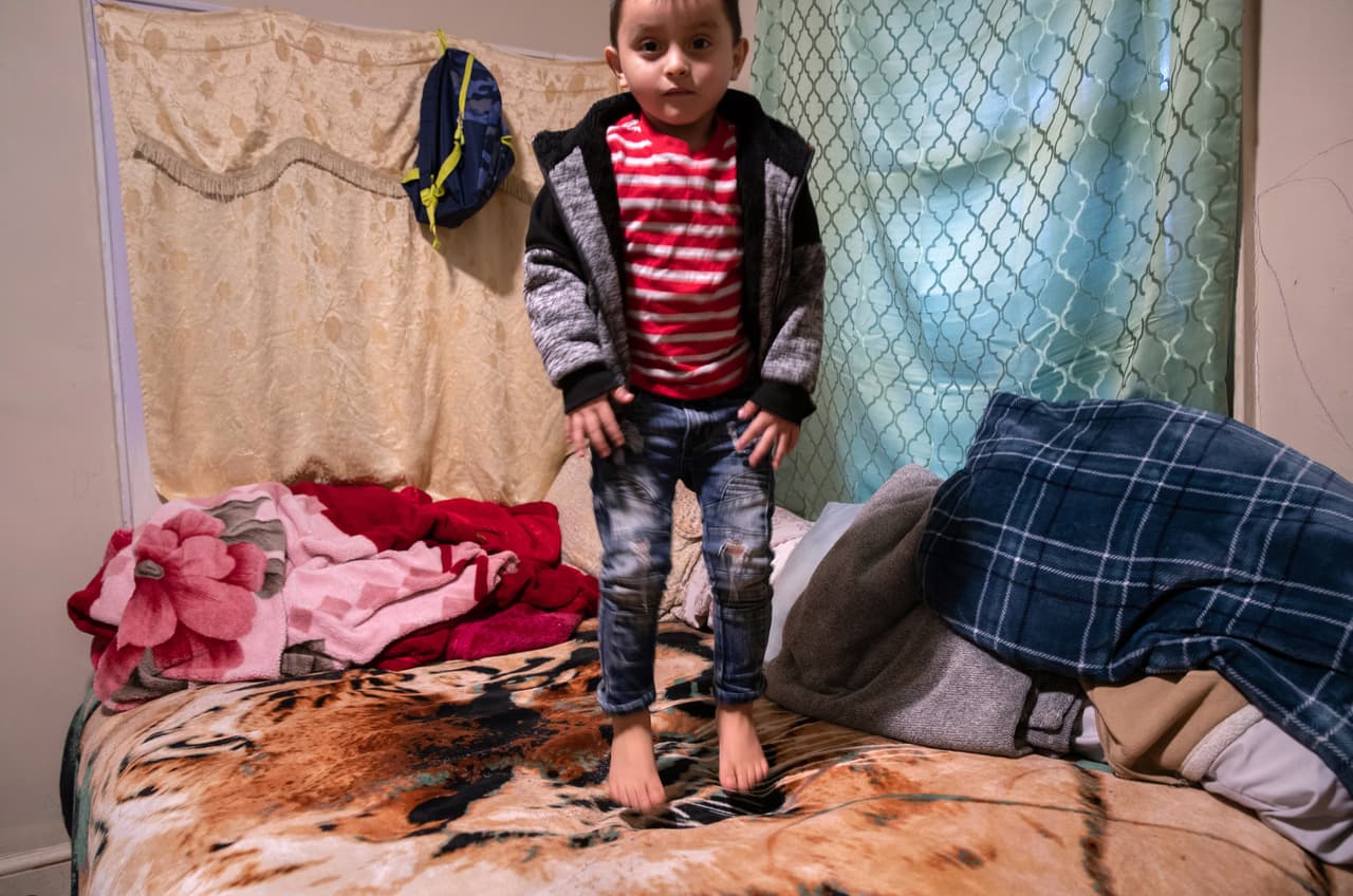 Saltar en la cama, una de las pocas diversiones de un migrante de cuatro años asilado por el coronavirus. La crisis ha afectado también el desarrollo del censo, que se realiza cada 10 años. En algunas zonas con altas concentraciones de residentes hispanos están reportando una tasa de respuesta muy por debajo del promedio nacional y la pandemia amenaza con dificultar todavía más el proceso.
<a href="https://www.univision.com/noticias/politica/el-coronavirus-hace-mas-dificil-para-los-hispanos-contarse-en-el-censo-2020">Vea aquí cómo el coronavirus hace más difícil para los hispanos contarse en el Censo 2020 </a>