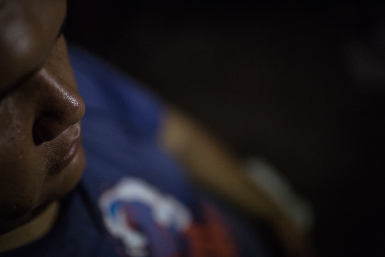 Uno de los hijos de la abuela fue golpeado en su casa durante un allanamiento de la policía. "A ellos los golpearon, los tiraron al suelo, les ponían una cosa que tiene electricidad", explica su madre. "Venían uniformados, pero también los pandilleros así andan, uniformados, pues para que la gente salga y solo la matan".