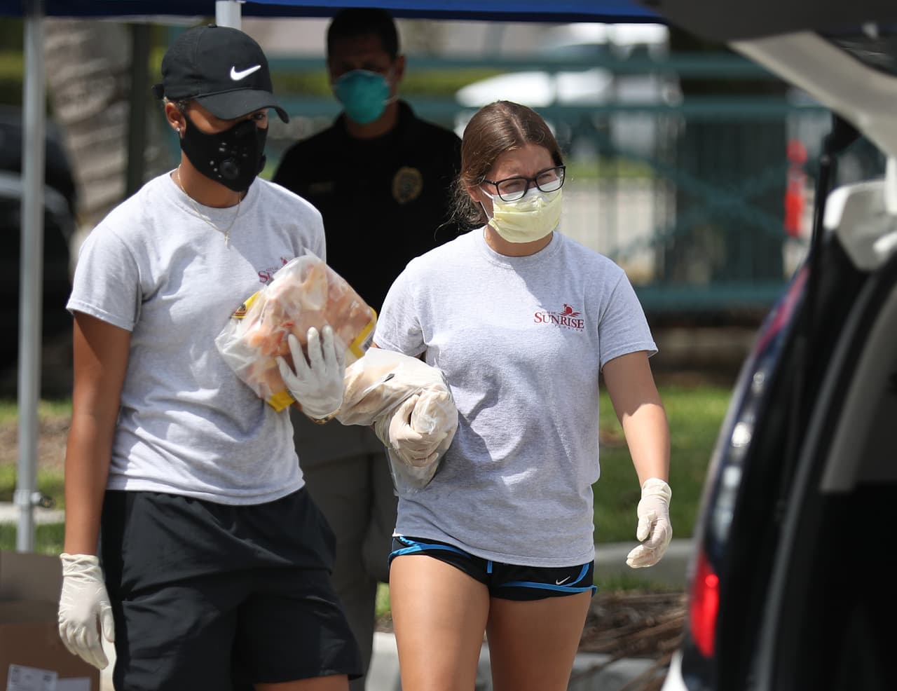 El condado Miami-Dade también está ofreciendo llevar alimentos a domicilio a las personas mayores de 65 años con limitaciones. Solo debe llamar por teléfono al número
<b>311</b> y semanalmente le estarán llevando los alimentos de forma gratuita.
