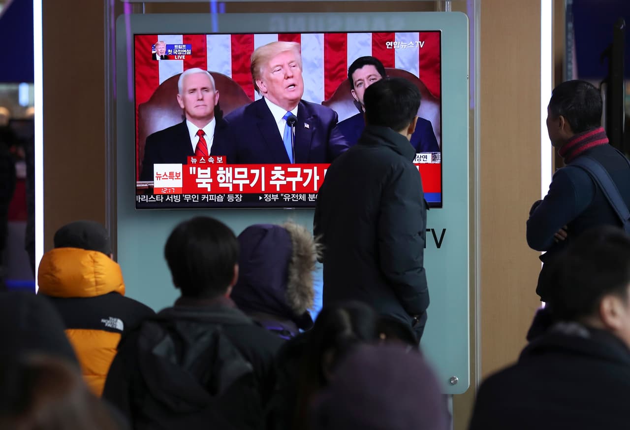 Residentes de Seúl, Corea del Sur, miran el discurso del presidente estadounidense en una estación de trenes. Parte del discurso se centró en la relación de EEUU con Corea del Norte.