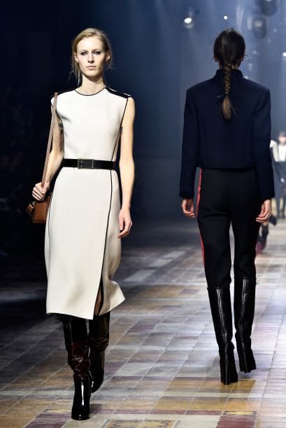 Para un vestido largo y no muy formal, puedes darle tu toque con un accesorio de este estilo que combine perfecto.