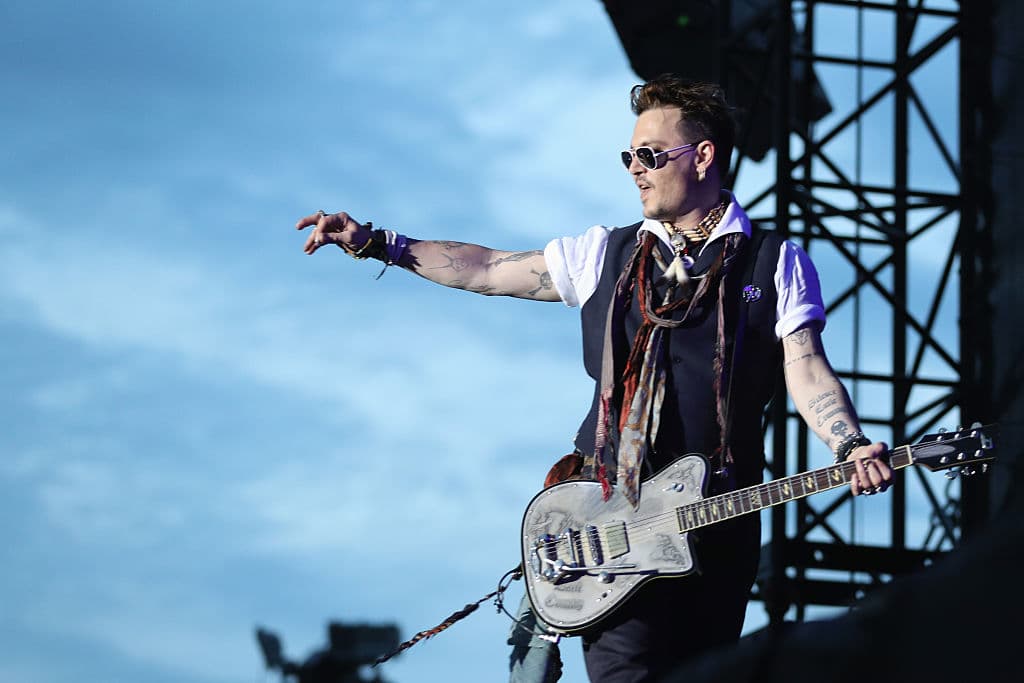 Y es que además de la actuación Depp siente una profunda pasión por la música. Por lo que en 2021 trabajó con Jeff Beck, dos veces miembro del Rock & Roll Hall of Fame, para ayudarlo a grabar su próximo álbum.