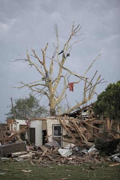 El gigantesco tornado golpeó a Oklahoma City apenas unas horas después de que en la madrugada del domingo al lunes otros tornados sacudieran el estado y se cobraran la vida de por lo menos dos personas, además de dejar casi una treintena de heridos y unas trescientas casas destruidas.