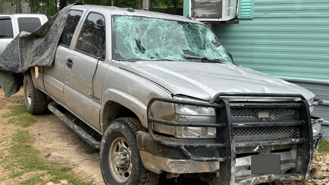 La camioneta era una Chevrolet pickup, que iba hacia el norte por la FM 842.
<br>
<br>Después, se salió de la calle y golpeó un árbol, lo que causó que atravesara la casa de la víctima.
<br>
<br>El sospechoso no estaba en el lugar del incidente, dijeron las autoridades, y la camioneta fue ubicada a unas 3 millas de donde ocurrió el choque.
<br>
<br>La pickup tenía muchos daños en la parte frontal y las autoridades dijeron que estaba cubierta en parte por una lona.
<br>
<br>Además, otra pickup estaba estacionada frente a la Chevrolet, “para esconder la vista del sospechoso desde la calle”, según el comunicado de la Oficina del Sheriff del Condado de Angelina. La pickup además tenía materiales como escombros y maderas.