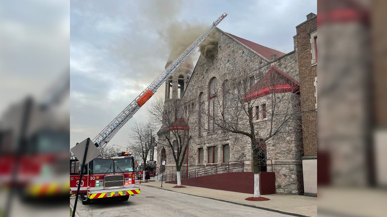 En total, se reportó que fueron 
<b>más de 180 bomberos, en al menos 50 vehículos,</b> los que trabajaron en el lugar.