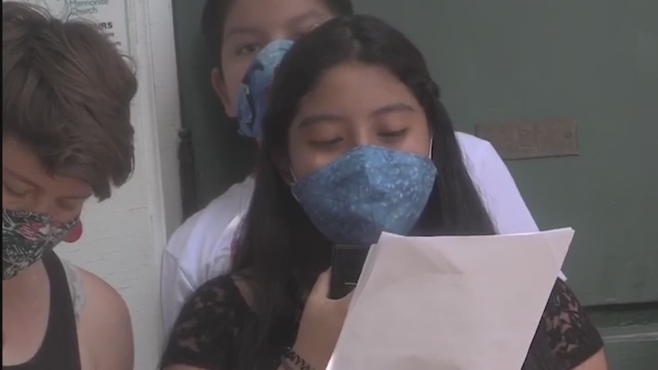 Los defensores argumentaron que este proceso fue diseñado para desanimar y traumatizar a las personas que de otra manera tendrían derecho a una audiencia justa según la ley de inmigración. En un giro extraño, si renunciaron a sus casos, algunos fueron llevados a centros de detención de inmigrantes familiares dentro de Estados Unidos en espera de ser deportados a sus países de origen, incluido el 
<a href="https://www.univision.com/local/philadelphia-wuvp/nueva-demanda-con-el-mismo-objetivo-cierre-definitivo-de-berks-video">Centro Residencial Familiar Berks</a> cerca de Reading. Una de esas personas fue Emerson Hernández, de Guatemala, que pasó 250 días en el centro con su hija 
<a href="https://www.univision.com/local/philadelphia-wuvp/maddie-la-nina-guatemalteca-de-7-anos-puede-abandonar-el-centro-de-detencion-de-inmigrantes-de-pensilvania">Maddie </a>de siete años.
<br>
<br>En su primer día en el cargo, Biden detuvo este programa para las personas que actualmente llegan a la frontera entre Estados Unidos y México, pero no hizo ningún cambio en los casos de las personas que ya estaban en fila allí.
<br>