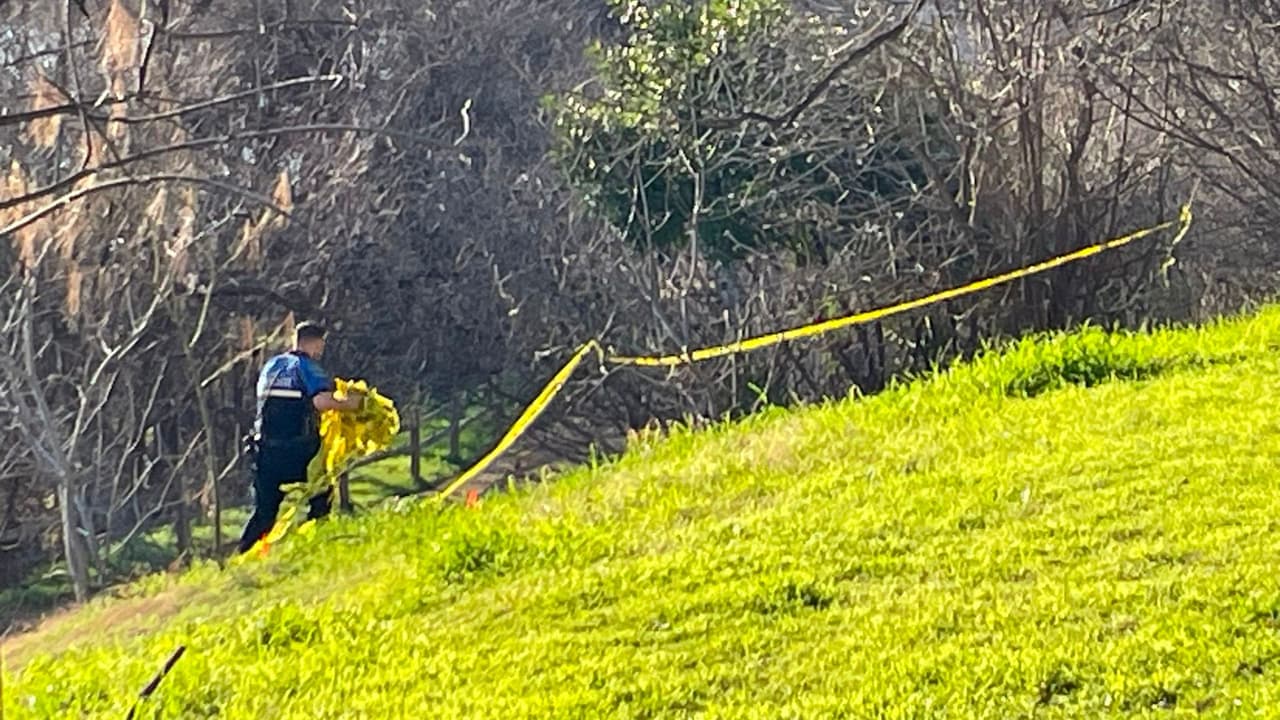 Las autoridades están llevando a cabo una investigación después de que 
<b>un cuerpo fuera recuperado del lago Lady Bird el lunes</b>. La Policía de Austin respondió a una llamada urgente de bienestar alrededor de la 1:31 p.m. en la cuadra 300 de West Cesar Chavez.