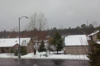 Las calles amanecieron este lunes cubiertas de hielo y nieve.