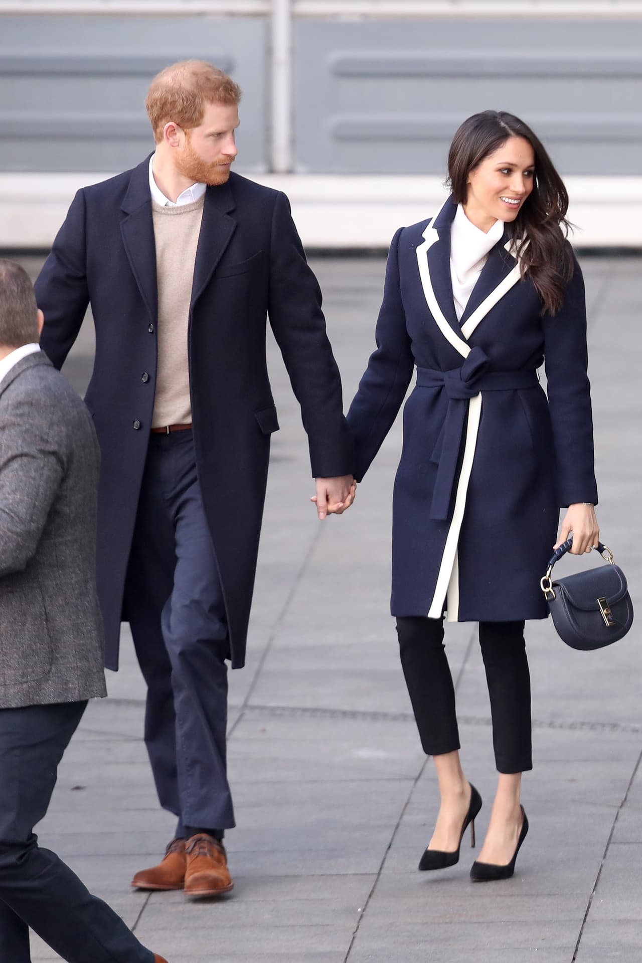 Adiós al negro. La ropa de este color solo es pertinente usarla durante un funeral, razón por la que en cada viaje que realice al lado de su esposo, el Príncipe Harry, deberá llevar un atuendo negro para estar listos en caso de un deceso.