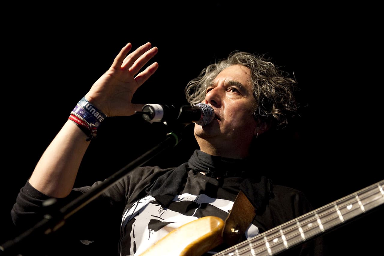 "Análisis superficiales y maniqueístas consideran a parte de nuestro trabajo musical y literario, como glosa y apología de la violencia de género. Que nadie se confunda, algunas de nuestras canciones y algunos textos individuales de Armando,
<b>aluden a las violencias con un sentido crítico</b>, sarcástico y de denuncia. Por ejemplo, nuestro celebrado tema ‘Alármala de tos’ es una aproximación crítica al amarillismo y el lenguaje descalificador de algunos medios impresos mexicanos".