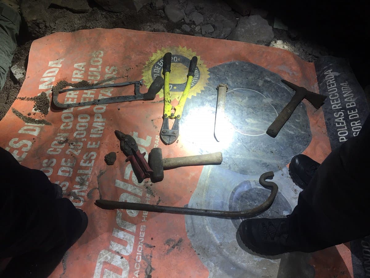 Agentes de la Patrulla Fronteriza y de la Policía Federal de México exploraron el túnel, en el cual encontraron varias herramientas de excavación y corte. Nadie fue detenido.