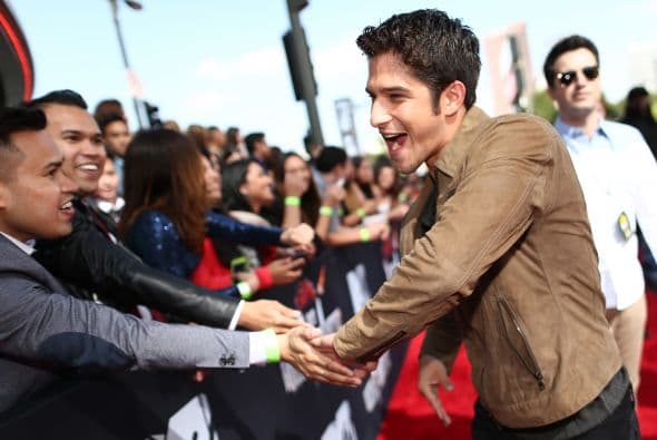 Tyler Posey se la pasó saludando a todos sus fans. Mira aquí los videos más chismosos.