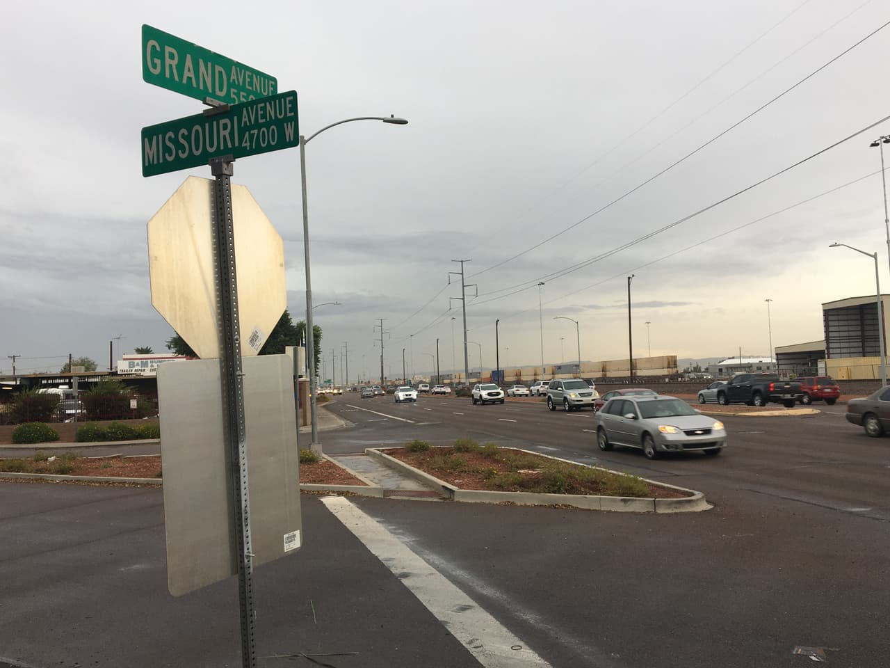 Una mujer embarazada está hospitalizada y otra persona perdió la vida tras choque en Glendale