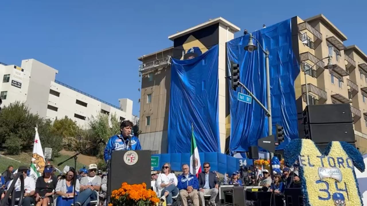 La alcaldesa 
<b>Karen Bass, el exlocutor de los Dodgers Jaime Jarrín y el actor Edward James Olmos</b> asistieron al evento en Boyle Heights. Su presencia subrayó la importancia de Valenzuela no solo en el deporte, sino como un símbolo cultural que impactó profundamente a la comunidad latina y a la ciudad en general.