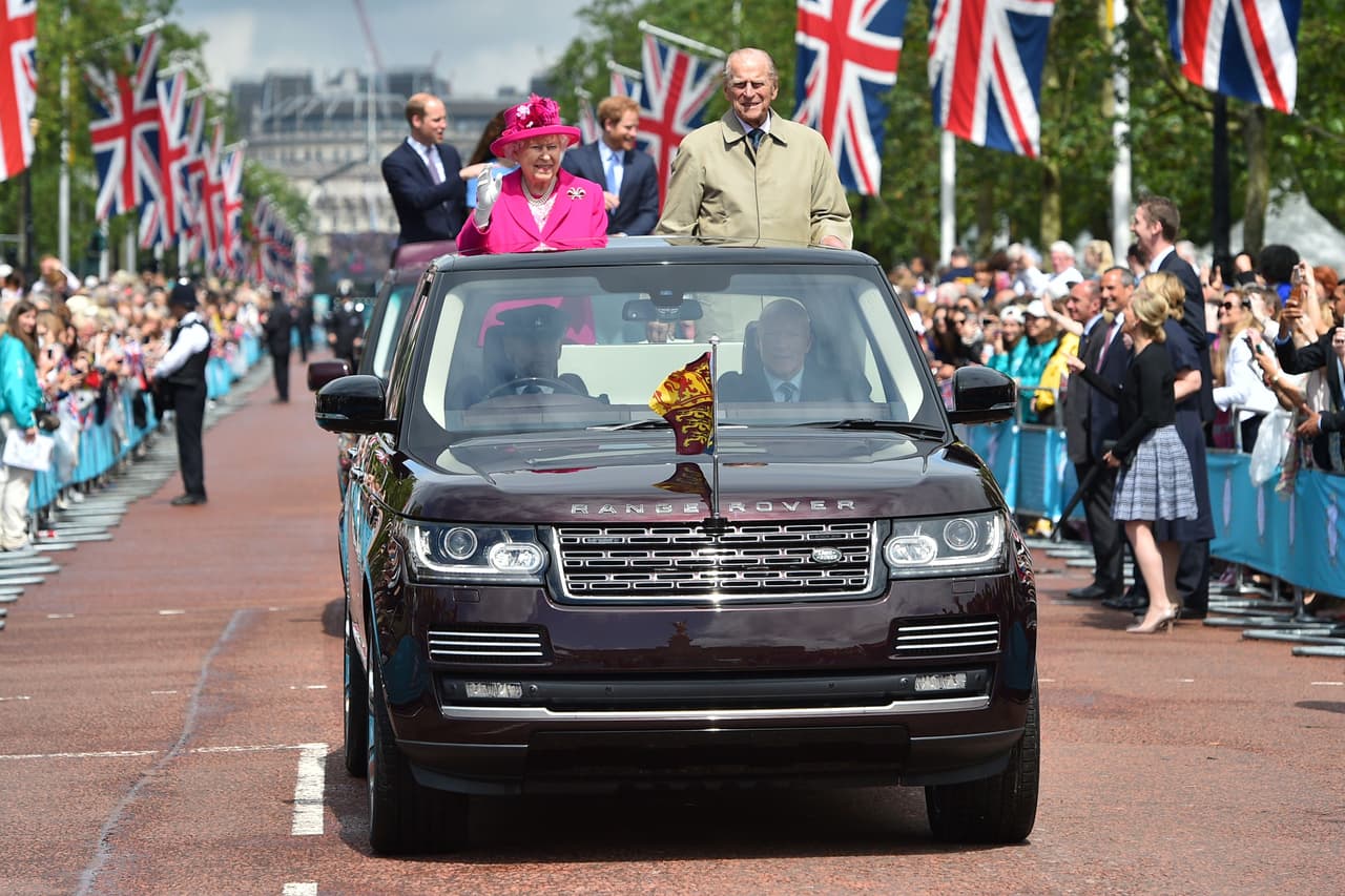 59 años más tarde la reina Isabel II y el príncipe Felipe a bordo de otro producto Land Rover, esta vez una Range Rover durante los actos conmemorativos de los 90 años de la reina.