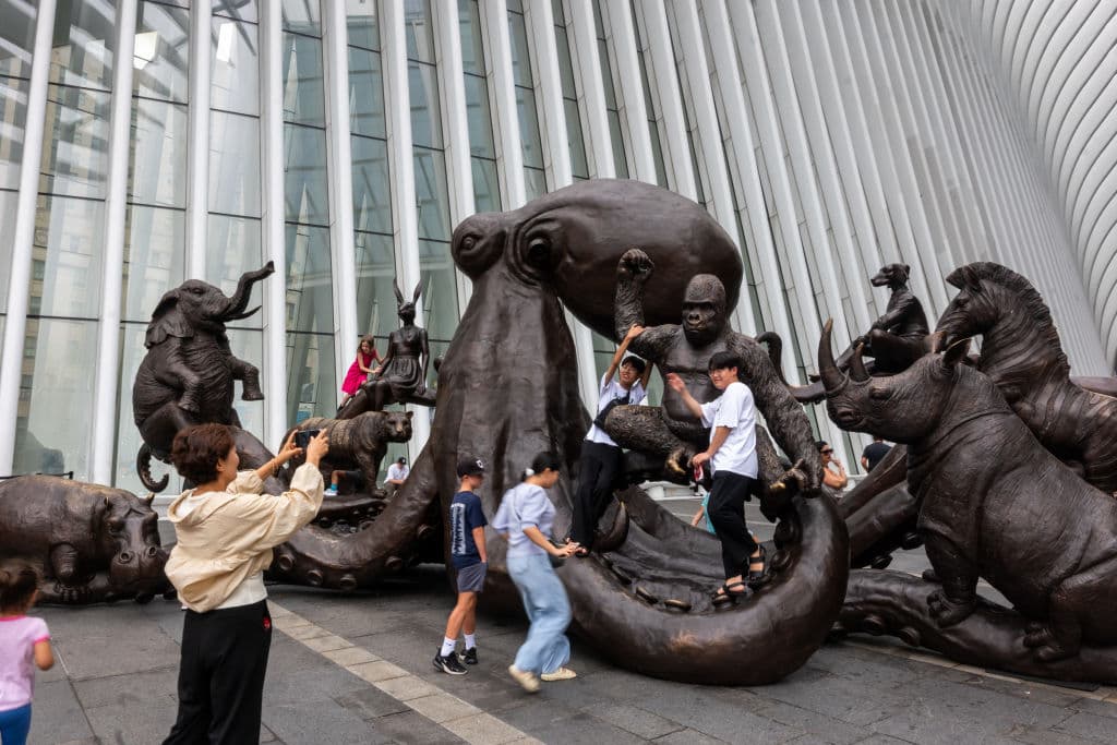 La Autoridad de Puertos de Nueva York y Nueva Jersey indicó a través de un comunicado que los artistas desean que las personas interactúen con la pieza.